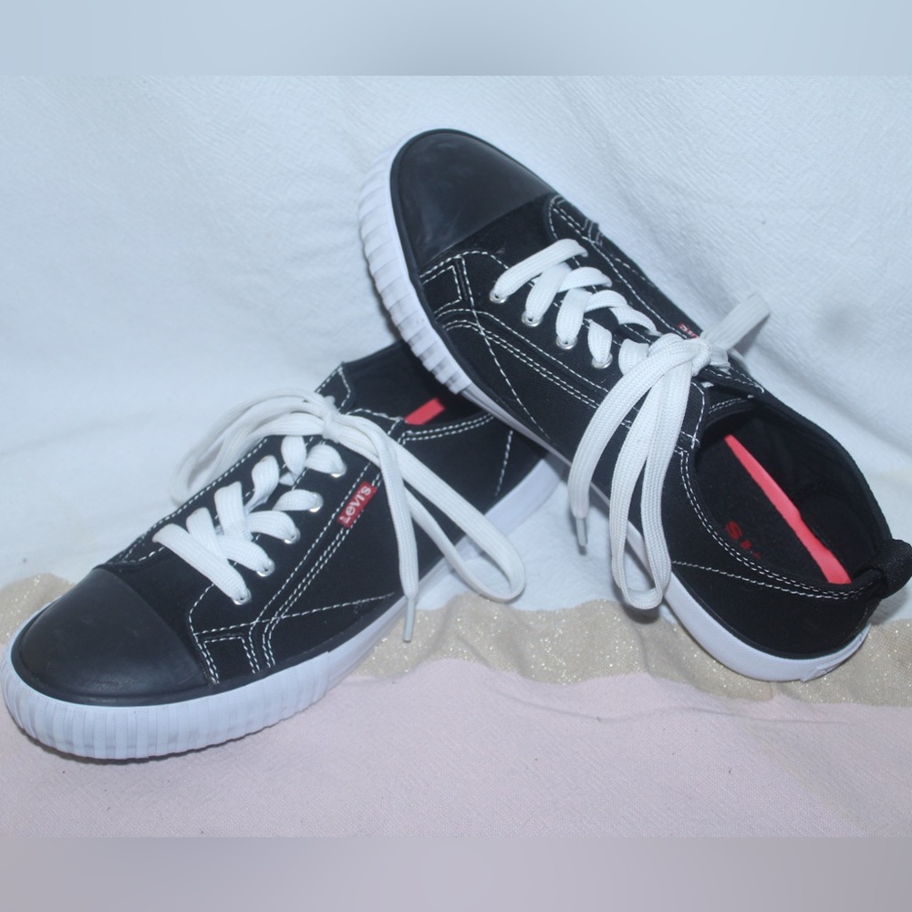 Levi's 7.5 Women’s Black Leather Shoes Sneakers